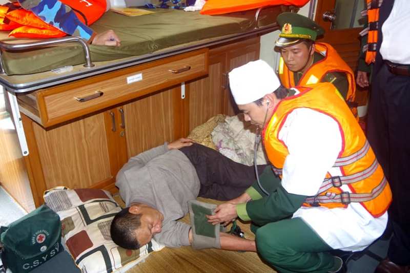 Bộ đội Biên phòng Hà Tĩnh cứu thành công 11 ngư dân gặp nạn trên biển - Hình 1