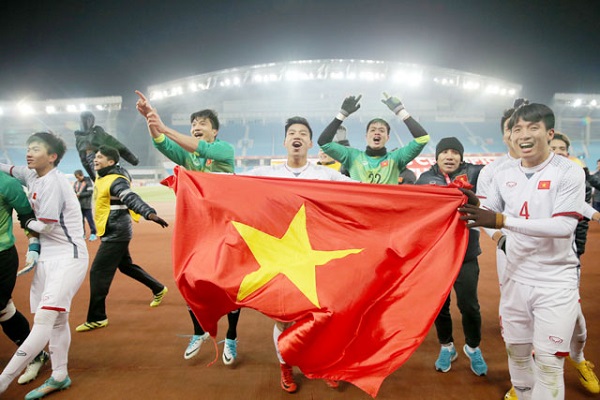 Bóng đá Việt Nam năm Đinh Dậu: Khẳng định vị thế từ “chân đế” - Hình 2