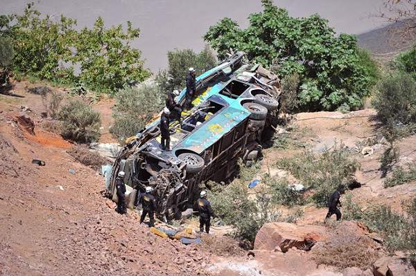 Peru: Xe buýt lao xuống hẻm núi 44 người thiệt mạng - Hình 1