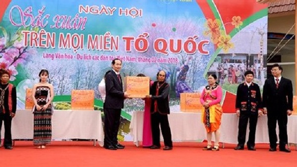 Chủ tịch nước đánh cồng khai hội “Sắc Xuân trên mọi miền Tổ quốc”