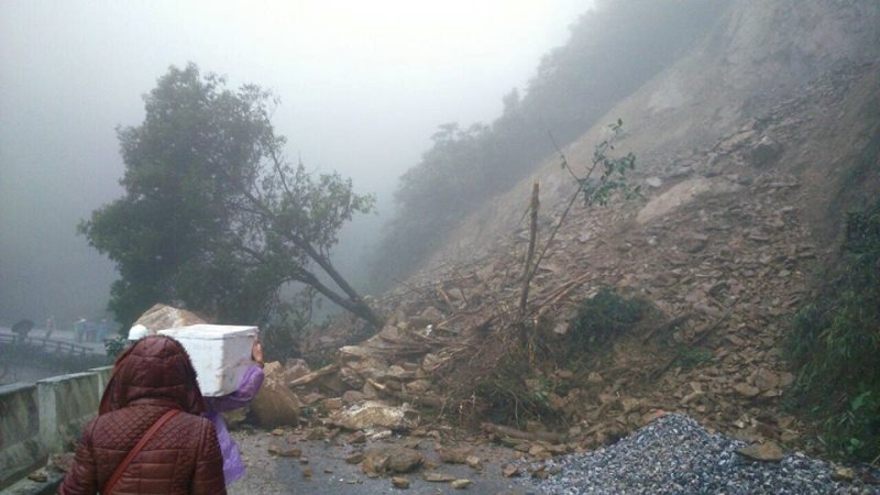 Hà Tĩnh: Nỗ lực giải quyết điểm ách tắc đường lên Cửa khẩu quốc tế Cầu Treo