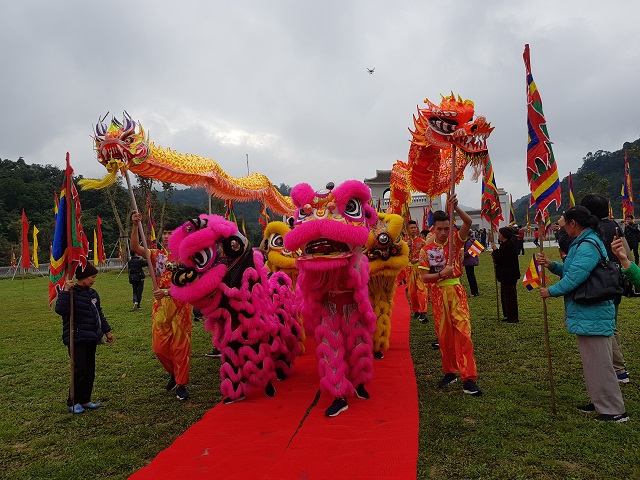 Quảng Ninh: "Cõng" thêm phí tham quan, nghìn người vẫn đổ về khai hội Xuân Yên Tử