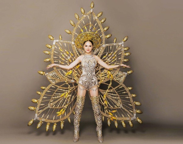 Hương Giang Idol khoe trang phục dân tộc nặng 55 kg tại Miss International Queen Pageant