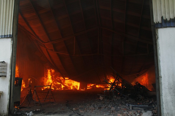 Vừa mới khai trương, công ty gỗ mỹ nghệ bị cháy hơn 1000 m2 - Hình 2