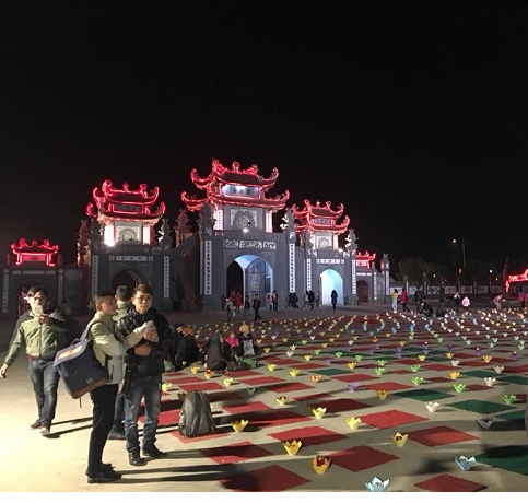 Yên Tử: Du khách đội mưa leo núi lên chùa Đồng hành lễ trước giờ mở cổng trời - Hình 2
