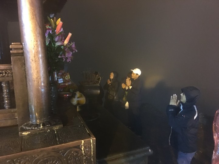 Yên Tử: Du khách đội mưa leo núi lên chùa Đồng hành lễ trước giờ mở cổng trời