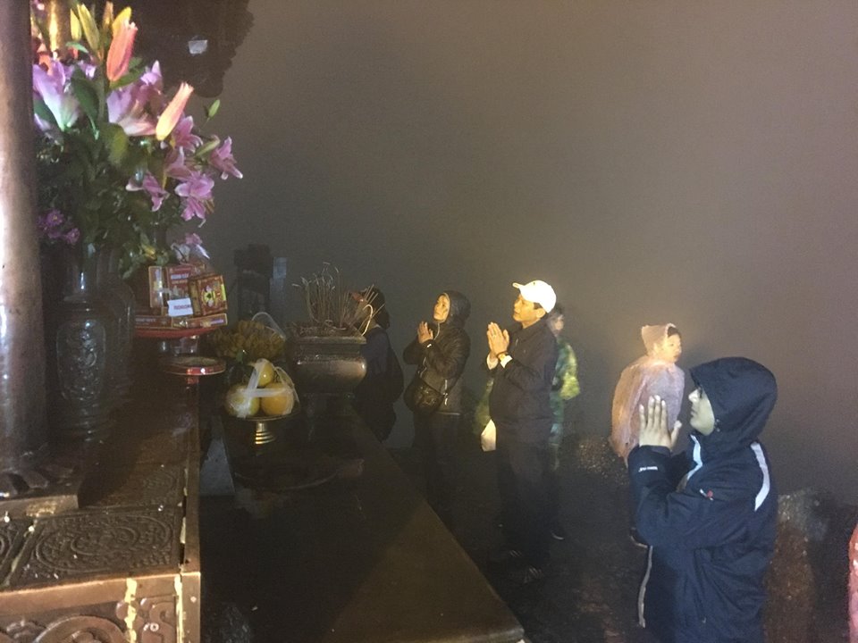 Yên Tử: Du khách đội mưa leo núi lên chùa Đồng hành lễ trước giờ mở cổng trời - Hình 6