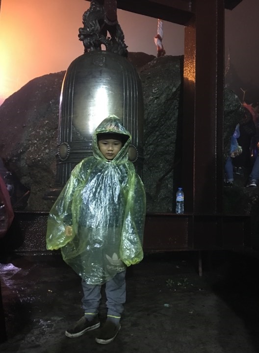 Yên Tử: Du khách đội mưa leo núi lên chùa Đồng hành lễ trước giờ mở cổng trời - Hình 7