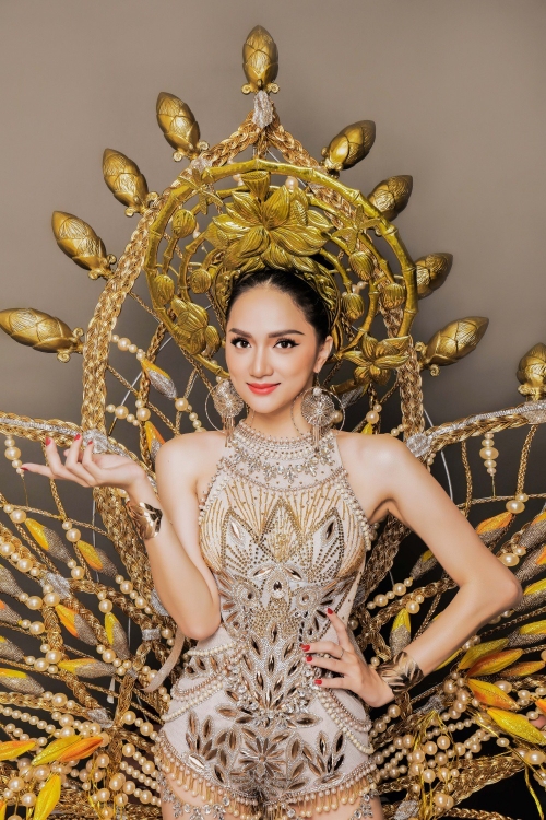 Hương Giang Idol khoe trang phục dân tộc nặng 55 kg tại Miss International Queen Pageant - Hình 2
