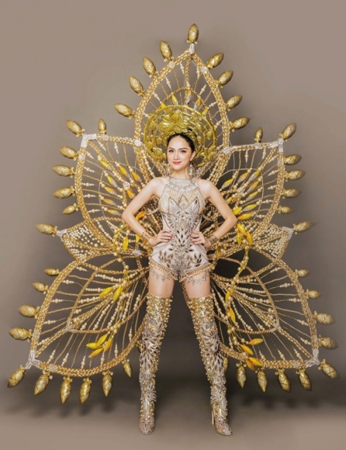 Hương Giang Idol khoe trang phục dân tộc nặng 55 kg tại Miss International Queen Pageant - Hình 1