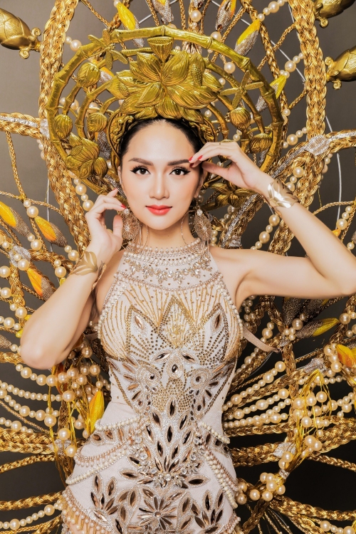 Hương Giang Idol khoe trang phục dân tộc nặng 55 kg tại Miss International Queen Pageant - Hình 4