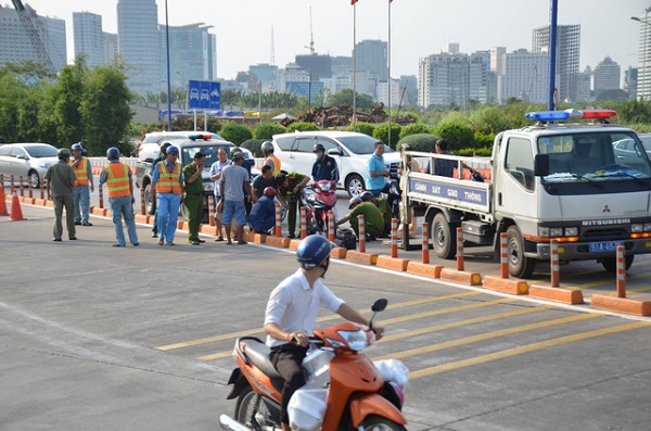 TP. HCM: Nam thanh niên bị cán chết do té vào làn ô tô
