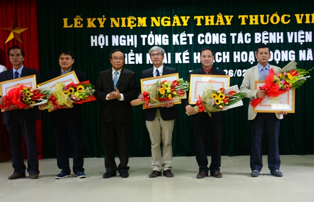 Huế: Bệnh viện Trung ương Huế tổ chức lễ kỷ niệm 63 năm Ngày Thầy thuốc Việt Nam - Hình 2