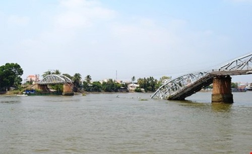 Hai lần liên tiếp trì hoãn xét xử vụ sà lan tông sập cầu Ghềnh