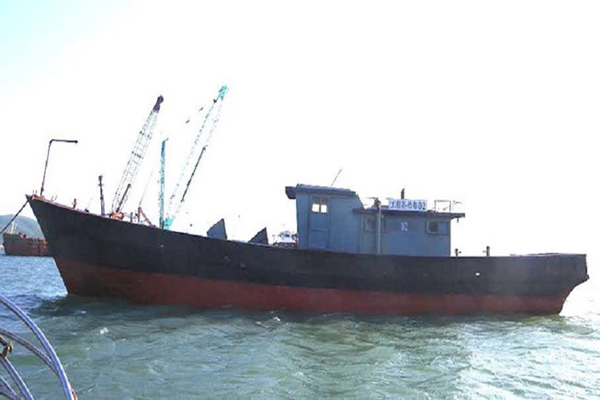 Phát hiện tàu 'lạ' có ghi chữ Trung Quốc trôi dạt trên vùng biển Thừa Thiên Huế - Hình 1