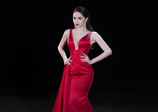 Hương Giang idol mang đầm dạ hội đỏ rực tới Hoa hậu Chuyển giới Quốc tế