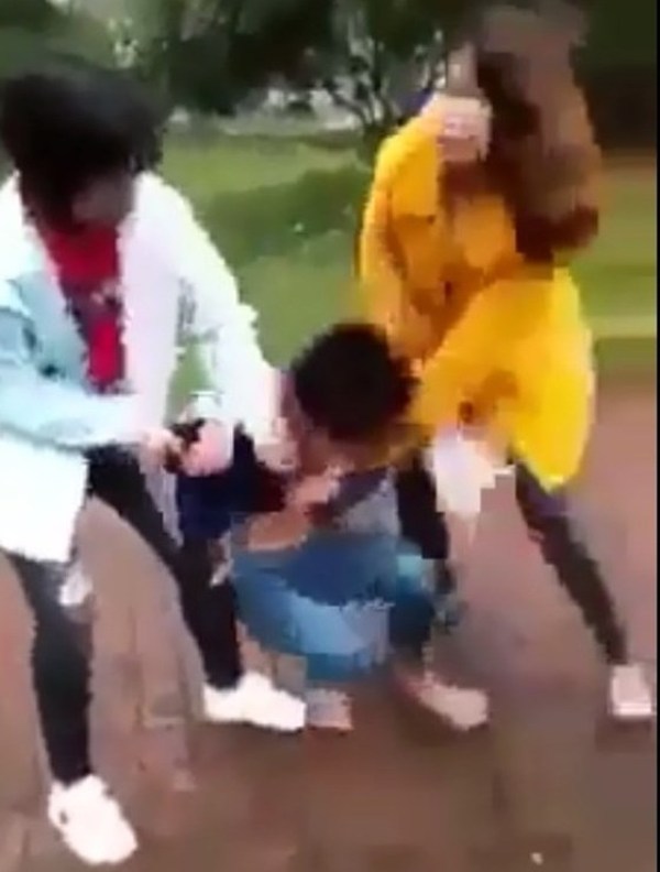 Nữ sinh bị đánh hội đồng, lột đồ rồi quay clip tung lên mạng xã hội