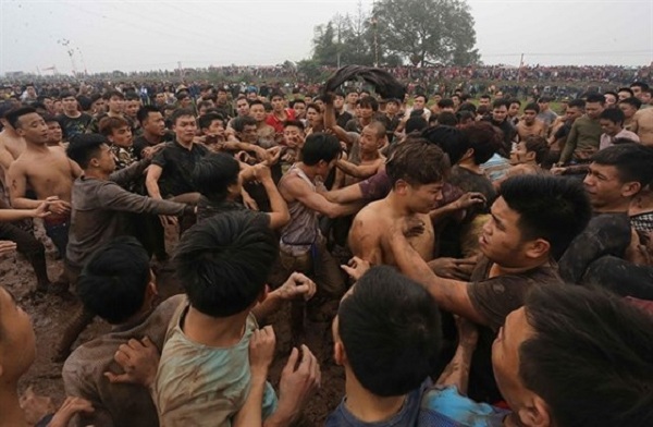 Bộ VH-TT&DL yêu cầu báo cáo về sự hỗn loạn của Lễ hội cướp Phết