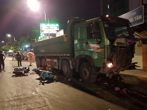 Xe ben cuốn gần 10 xe máy vào gầm ở Sài Gòn