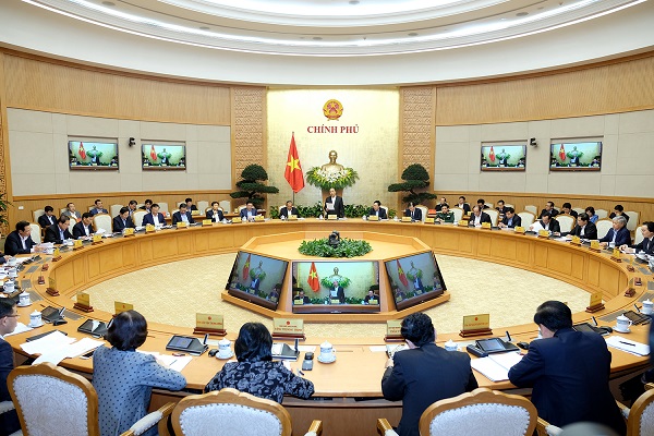 Thủ tướng Nguyễn Xuân Phúc: Bức tranh nền kinh tế khá sáng nhưng không được chủ quan - Hình 2