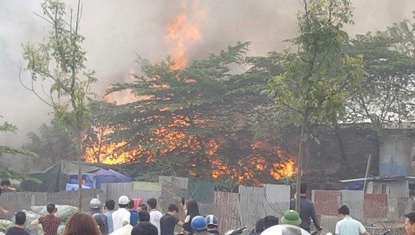 Hà Nội: Cháy lớn ở làng nghề Triều Khúc - Hình 1