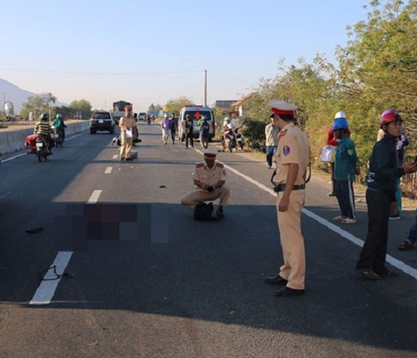 Ninh Thuận: Xe máy tông vào đuôi xe tải, 1 người tử vong