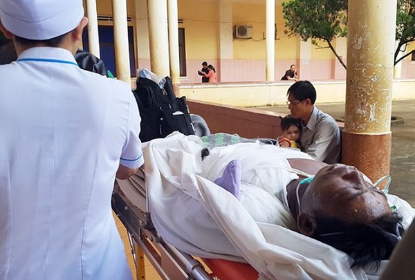 Giận vì suốt ngày say xỉn vợ tạt nước sôi khiến chống nguy kịch, con gái bị thương - Hình 1