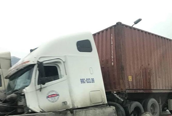 Hà Nội: Xe container bất ngờ đâm vào dải phân cách, đường vành đai 3 ùn tắc kéo dài