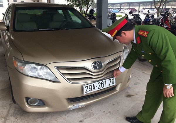 Quảng Bình: Bắt giữ container chở ô tô Camry nhập lậu