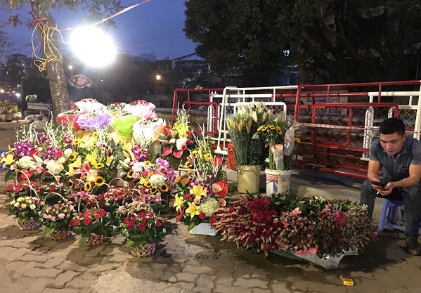 Hà Nội: Ngập tràn sắc hoa Ngày quốc tế phụ nữ 8/3 - Hình 11
