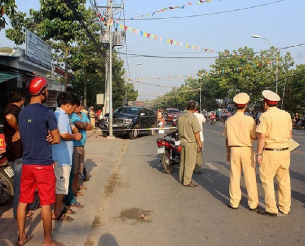 Truy đuổi xe chở thuốc lá lậu, 2 CSGT bị hất văng vào vỉa hè