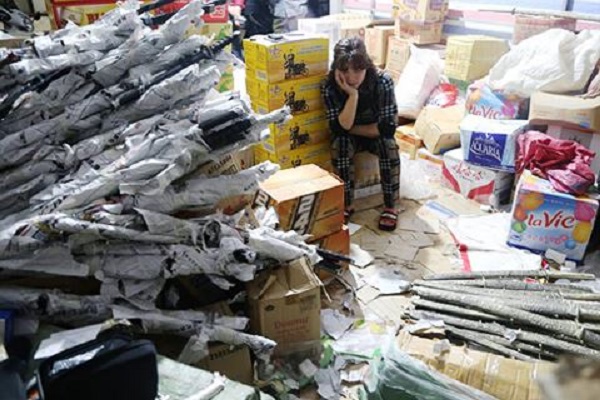 Lạng Sơn: Phát hiện số lượng lớn đồ chơi bạo lực, cất giấu trong kho hàng - Hình 1
