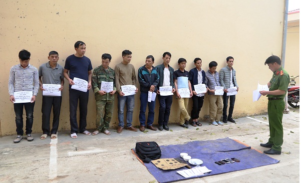 Khởi tố 14 đối tượng xóc đĩa ăn tiền