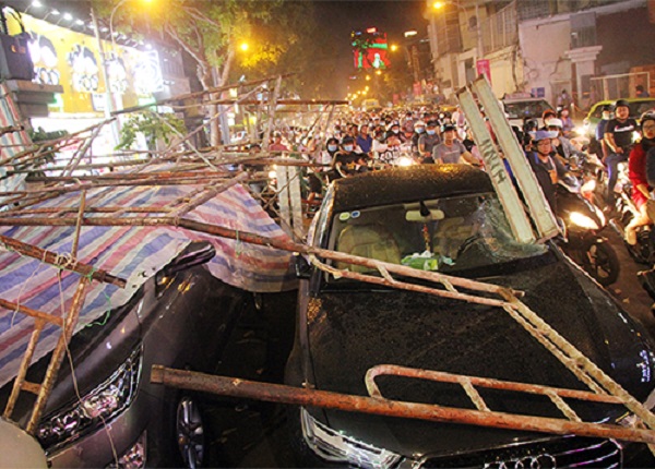 Giàn giáo công trình đổ trúng 2 xe ô tô ở trung tâm Sài Gòn - Hình 1