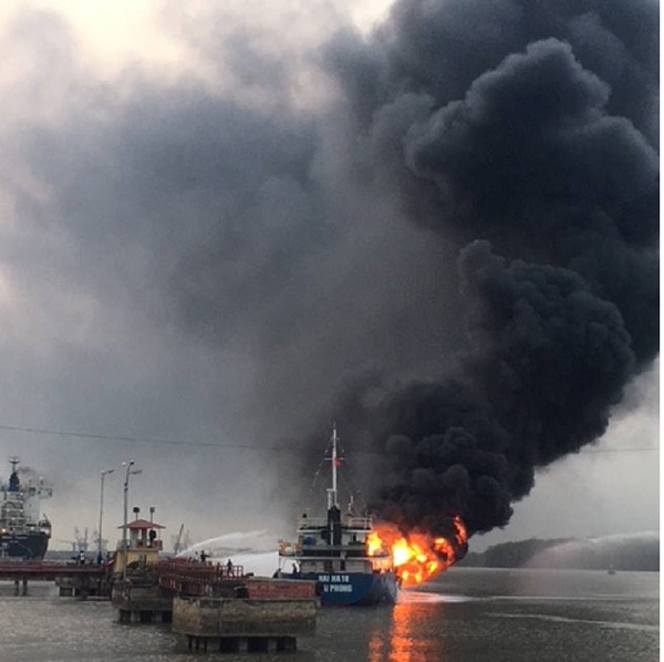 Hải Phòng: Chưa dập tắt được đám cháy tàu chở dầu 2.000 tấn - Hình 2