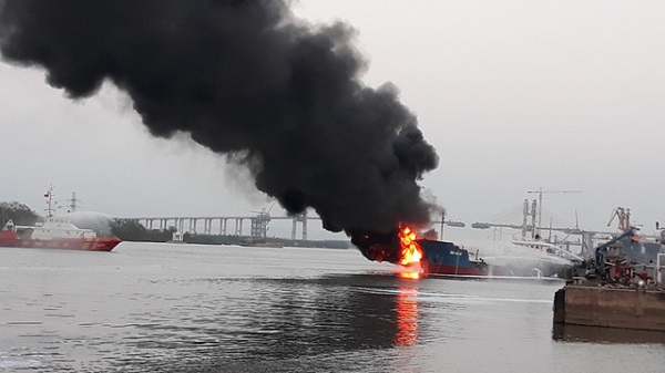 Hải Phòng: Chưa dập tắt được đám cháy tàu chở dầu 2.000 tấn - Hình 1