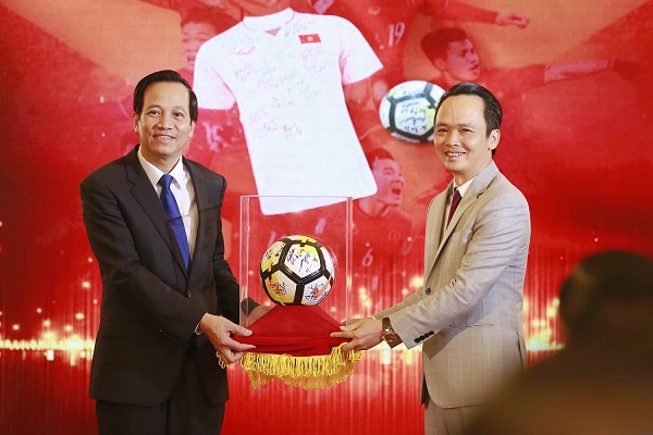 Thủ tướng trao 20 tỷ đồng đấu giá bóng và áo của U23 Việt Nam từ FLC cho 20 huyện nghèo trên cả nước - Hình 2