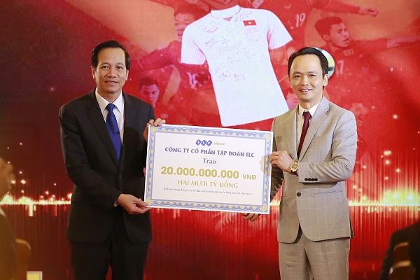 Thủ tướng trao 20 tỷ đồng đấu giá bóng và áo của U23 Việt Nam từ FLC cho 20 huyện nghèo trên cả nước - Hình 3