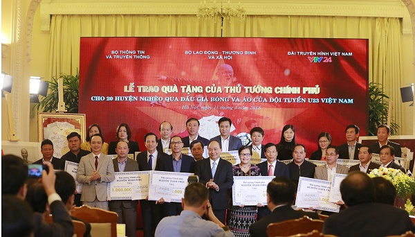 Thủ tướng trao 20 tỷ đồng đấu giá bóng và áo của U23 Việt Nam từ FLC cho 20 huyện nghèo trên cả nước - Hình 1