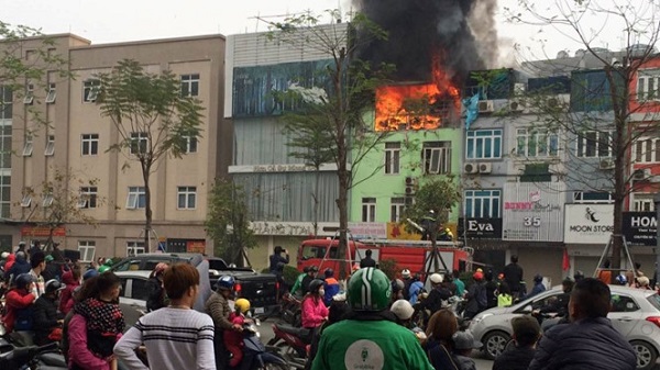 Cửa hàng áo cưới cháy ngùn ngụt trên đường Hoàng Cầu - Hình 1