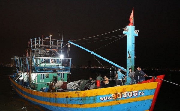 Đà Nẵng: Cứu nạn thành công tàu cá cùng 11 ngư dân gặp nạn - Hình 1