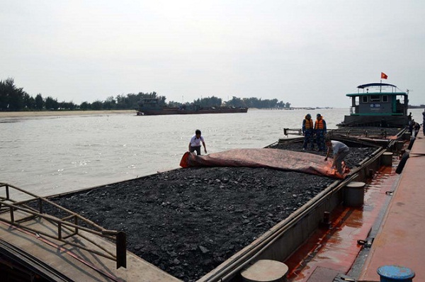 Quảng Ninh: Bắt tàu chở 1.000 tấn than vi phạm - Hình 1