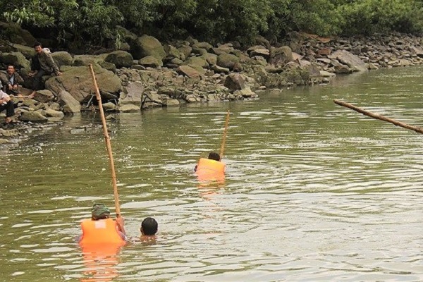 Gia Lai: Tìm thấy thi thể nam sinh thứ 3 đuối nước trên sông Ba - Hình 1