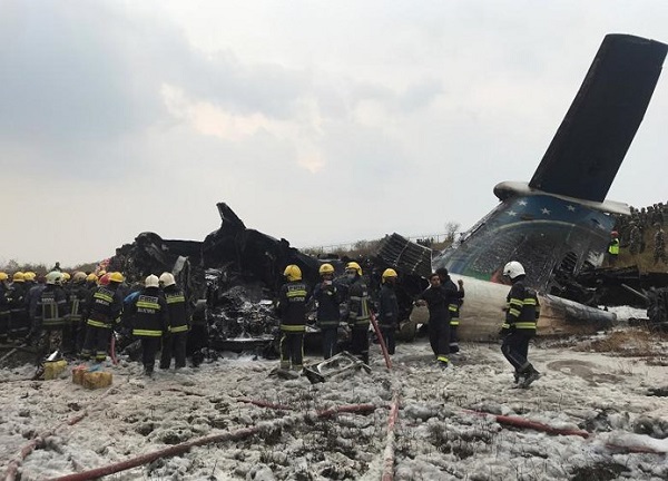 Cận cảnh vụ tai nạn máy bay làm ít nhất 50 người tử vong tại Thủ đô Kathmandu, Nepal - Hình 1