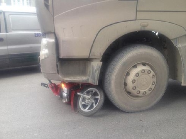 Hà Nội: thêm vụ va chạm với xe tải, một người phụ nữ tử vong tại chỗ