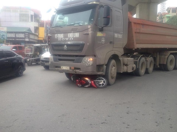 Hà Nội: thêm vụ va chạm với xe tải, một người phụ nữ tử vong tại chỗ - Hình 1