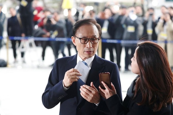 Cựu tổng thống Hàn Quốc bị thẩm vấn về cáo buộc tham nhũng - Hình 1