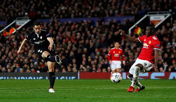 Thua Sevilla trên sân nhà, MU loại khỏi Champions League