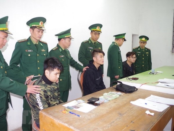 Phạt tù 3 đối tượng người Trung Quốc sử dụng thẻ ATM giả rút gần 90 triệu đồng - Hình 1