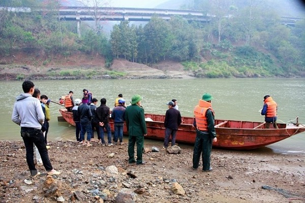 Đã tìm thấy thêm 3 thi thể công nhân bốc vác đuối nước trên sông Hồng ở Lào Cai - Hình 1
